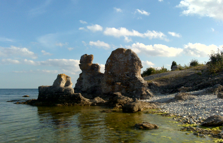 Rauken St. Olofsholm/Gotland (© Karl Brodowsky 2010 http://commons.wikimedia.org/wiki/File:St-Olofsholm-Gotland-raukar1.jpg)